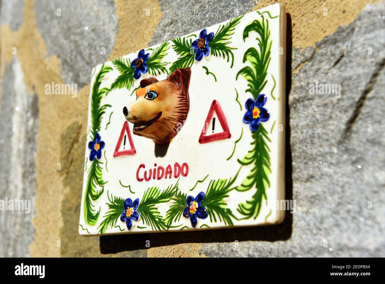 Cuidar al perro en el pueblo de San José, España, Andalucía Foto de stock