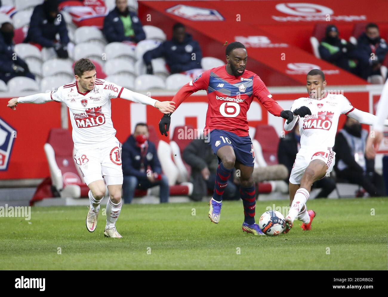 Jonathan Ikone de Lille entre Romain Perraud y Jean Lucas De Brest durante  el campeonato francés Ligue 1 partido de fútbol Apuesta / LM Fotografía de  stock - Alamy