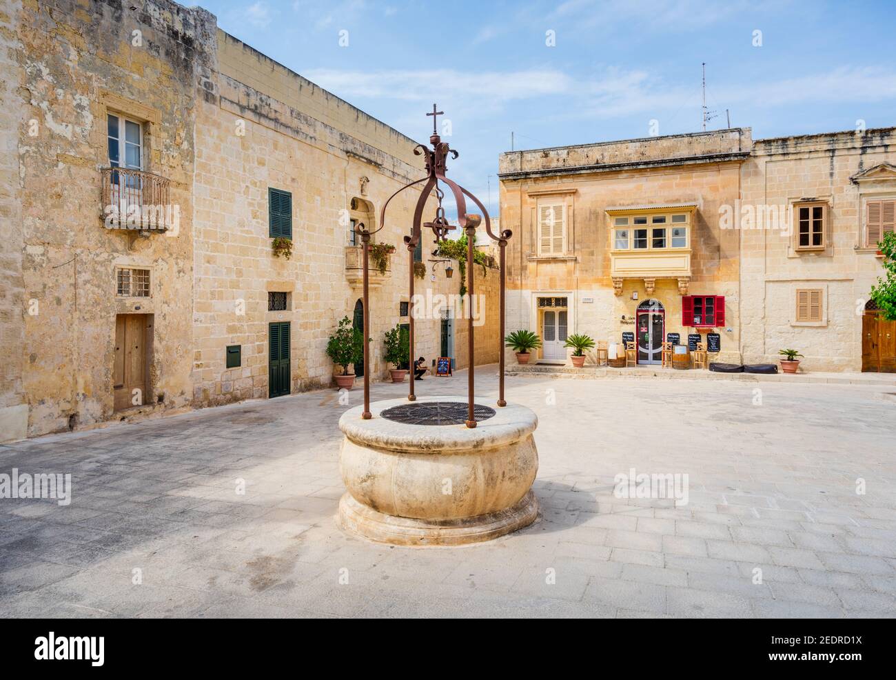 Antiguo pozo de piedra en la Plaza Mesquita Mdina Malta Foto de stock