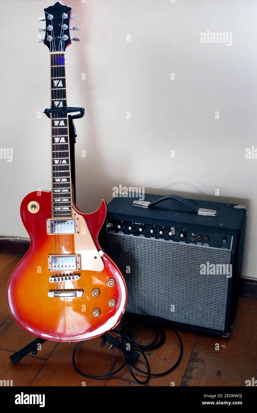 Guitarra eléctrica con caja amplificada de stock - Alamy