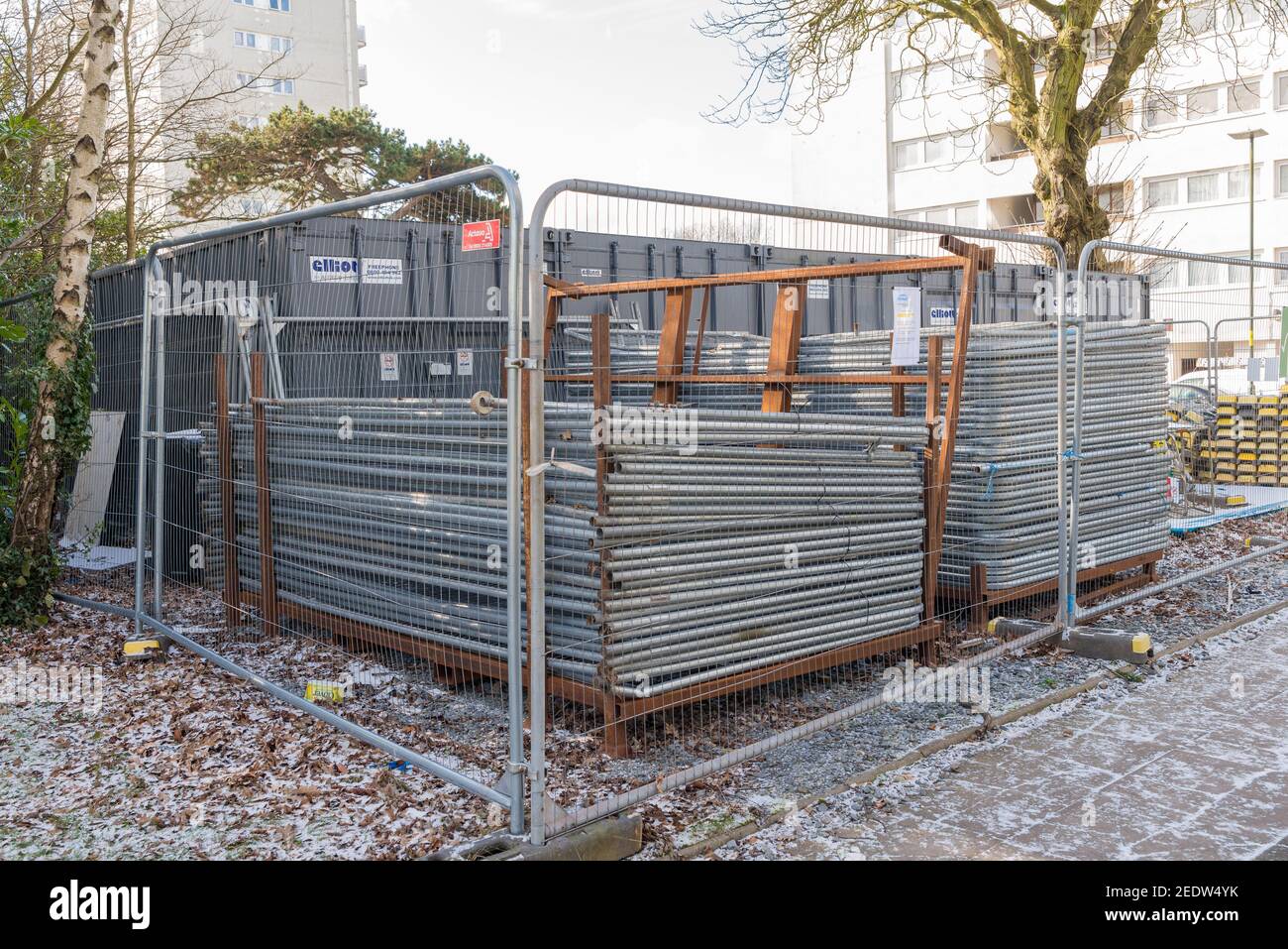 Pilas de cercas temporales de acero apiladas listas para su uso un sitio de construcción Foto de stock