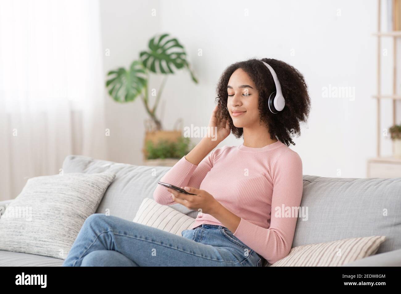 Salón interior con un cómodo sofá, silla mecedora y suaves almohadas  Fotografía de stock - Alamy