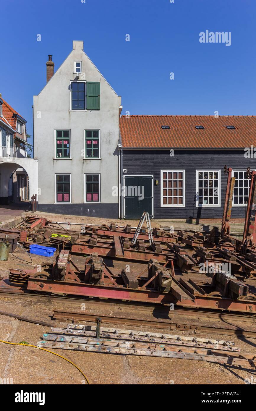 Casas históricas en el antiguo astillero de Urk, Holanda Foto de stock