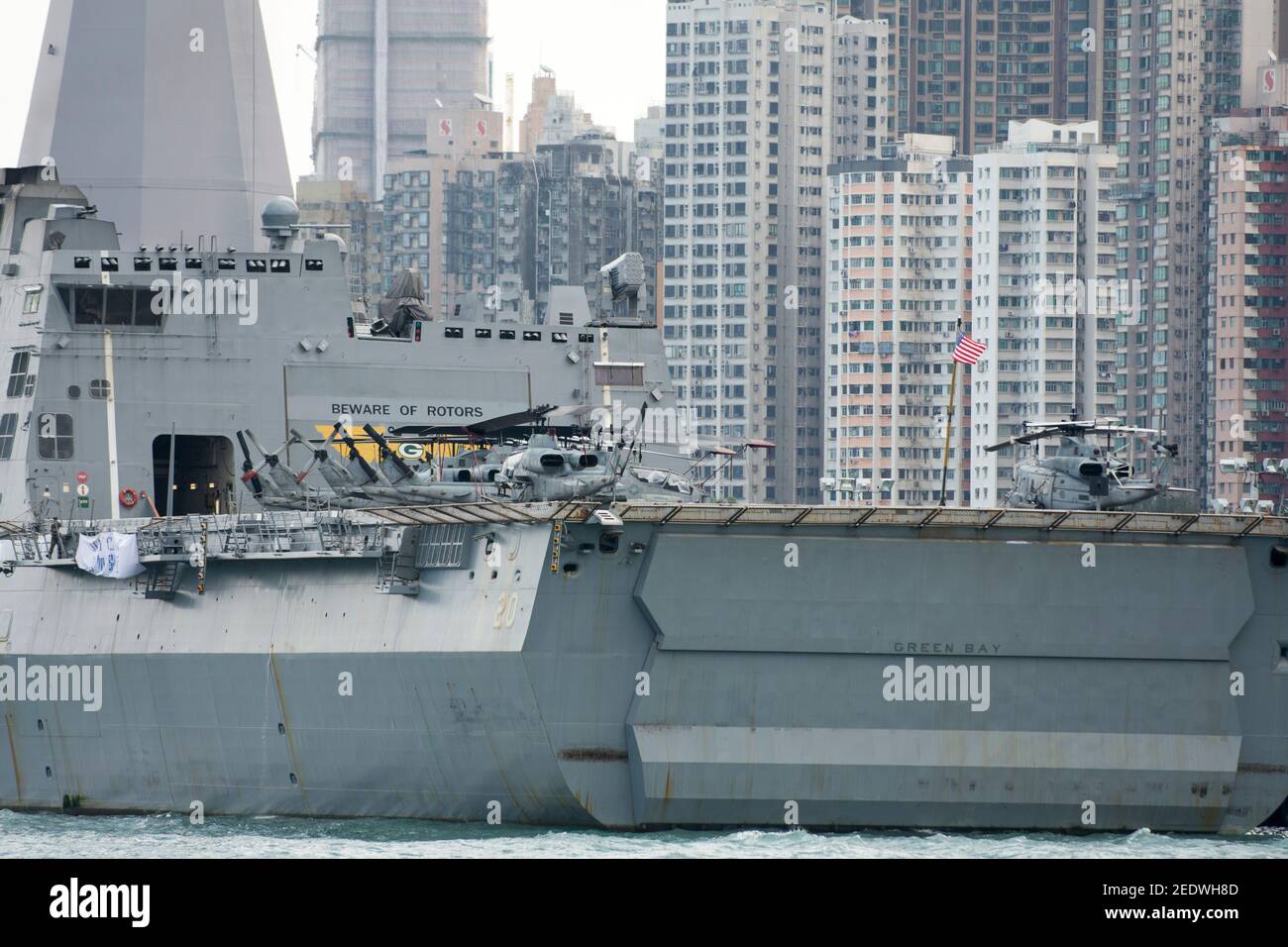 Vista del muelle anfibio USS Green Bay (LPD 20) frente al horizonte de los edificios, atracado en la entrada del puerto Victoria como parte de una visita programada al puerto. Green Bay es parte del Bonhomme Richard Expeditionary Strike Group visto aquí en Hong Kong Hong Kong, SAR, China, PRC. © Time-Snaps Foto de stock