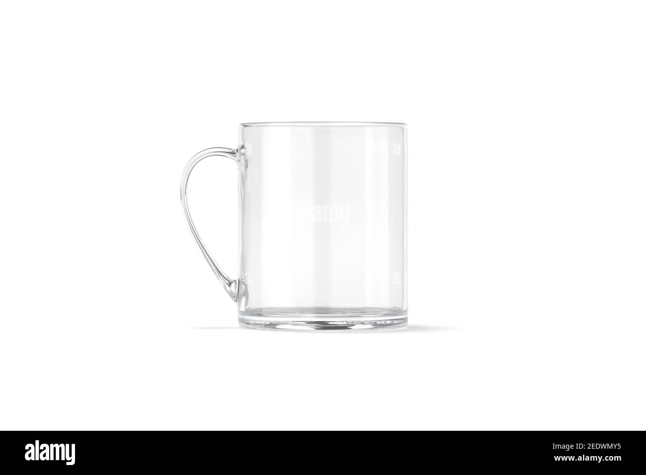 Taza de vidrio transparente en blanco de 11 oz con soporte de mockup con  asa, aislado, reproducción en 3d. Café de cristal vacío para bebidas, vista  frontal. Gl claro Fotografía de stock -
