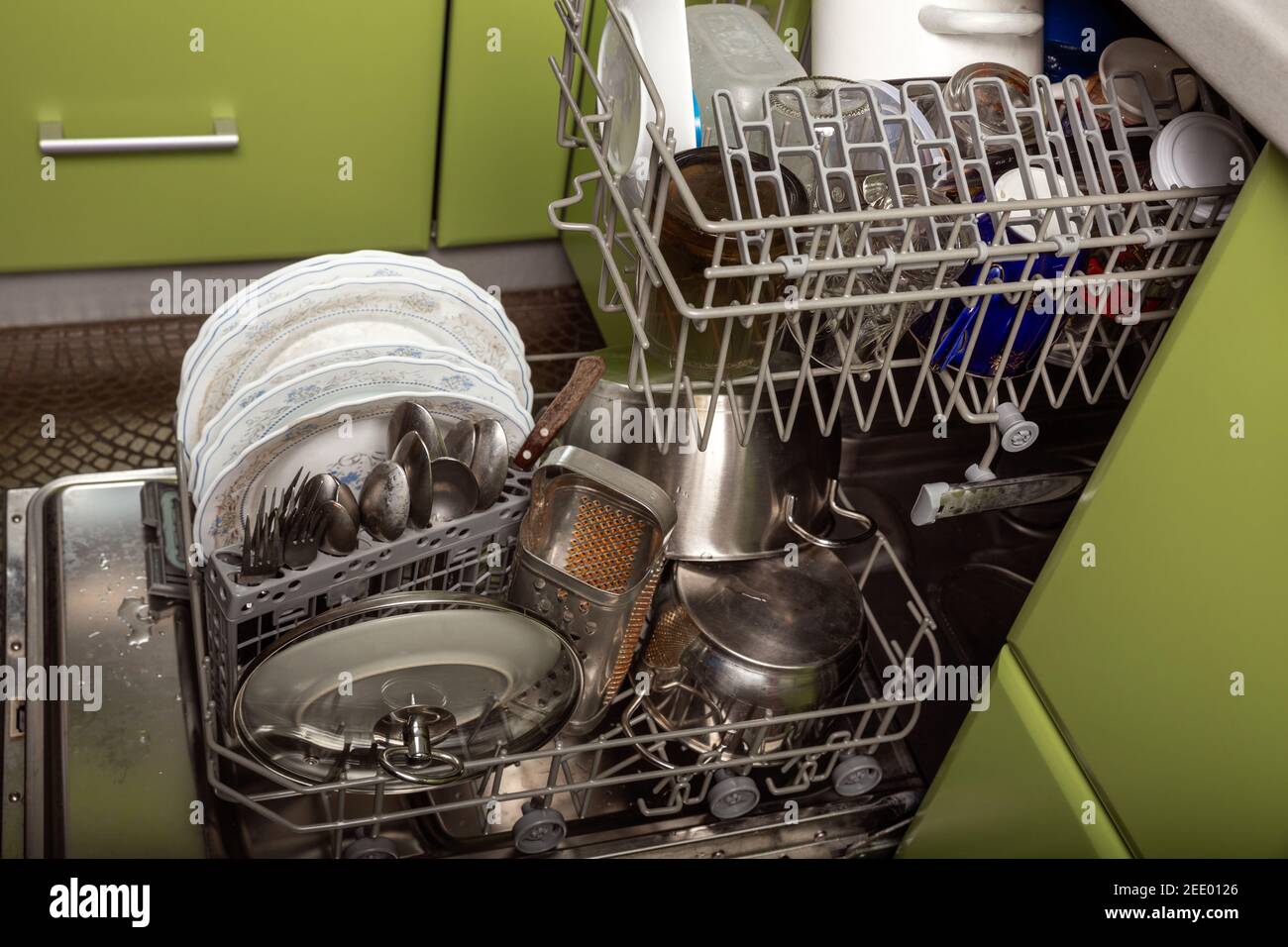 El lavavajillas abierto está listo para lavar platos sucios Fotografía de  stock - Alamy