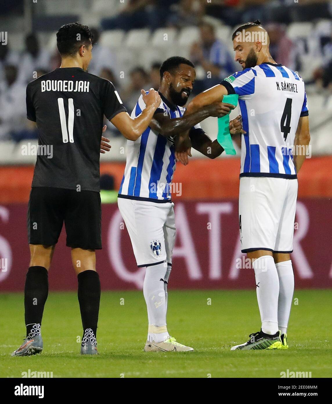 Fútbol - Club World Cup - Quarter final - Monterrey v al Sadd SC - Jassim  Bin Hamad Stadium, Doha, Qatar - 14 de diciembre de 2019 Dorlan Pabon de Monterrey  pasa