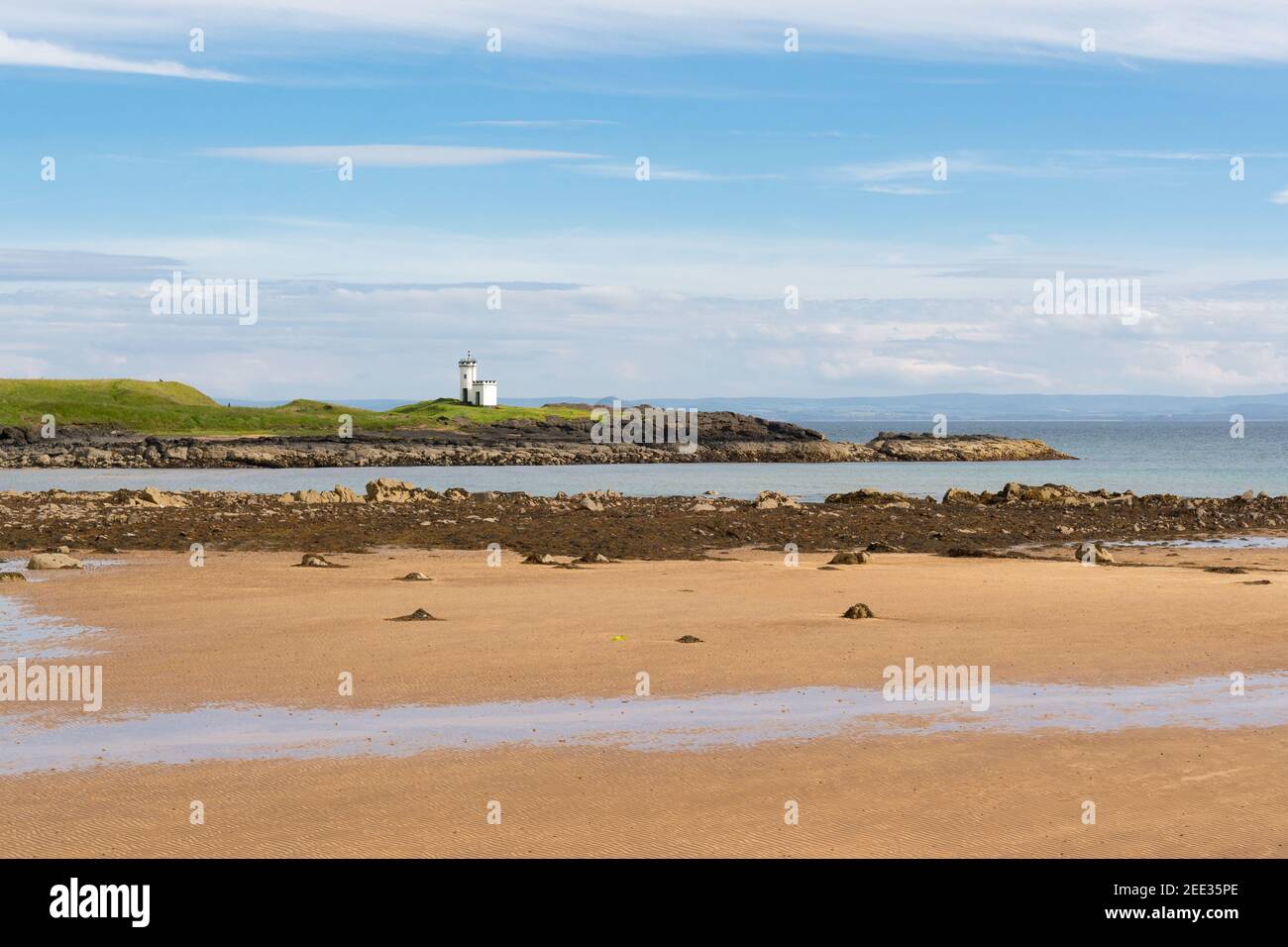 Elie Ruby Bay (Elie Woodhaven) y Elie Ness Lighthouse, Elie, Fife, Escocia, Reino Unido Foto de stock