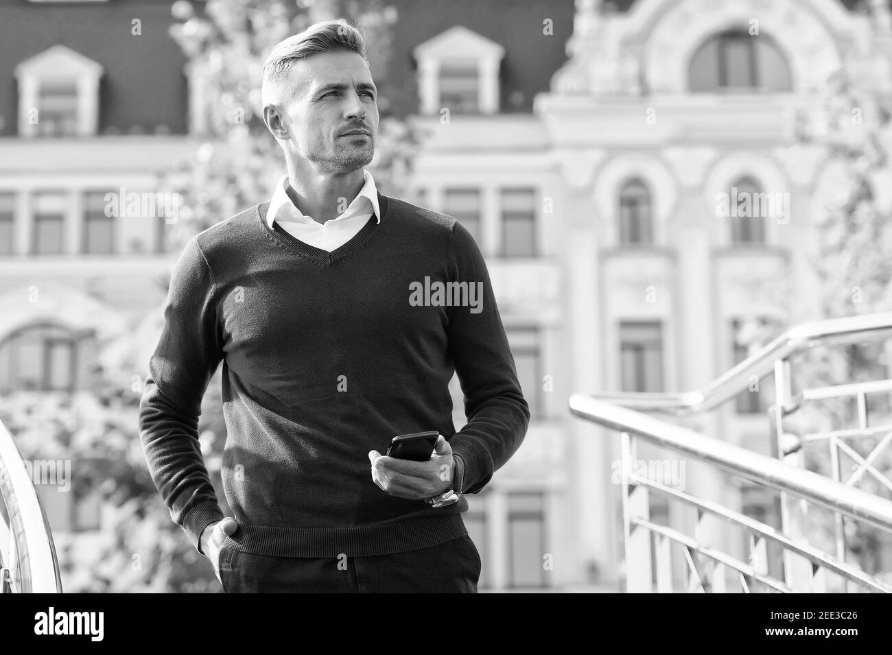 La confianza lo es todo. Hombre seguro con teléfono en la ciudad al aire  libre. Look confiado de un hombre moderno. Moda y estilo informal. Tienda  de ropa de hombre. armario para