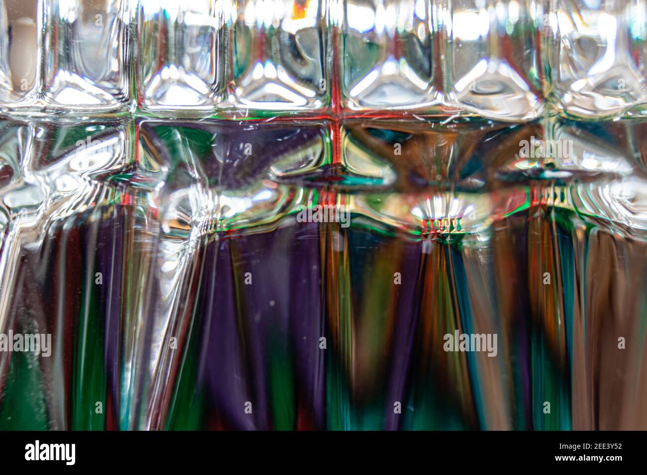 Hermosos patrones de colores y ángulos de luz muy vistos cerrar en un vaso de whisky invertido Foto de stock