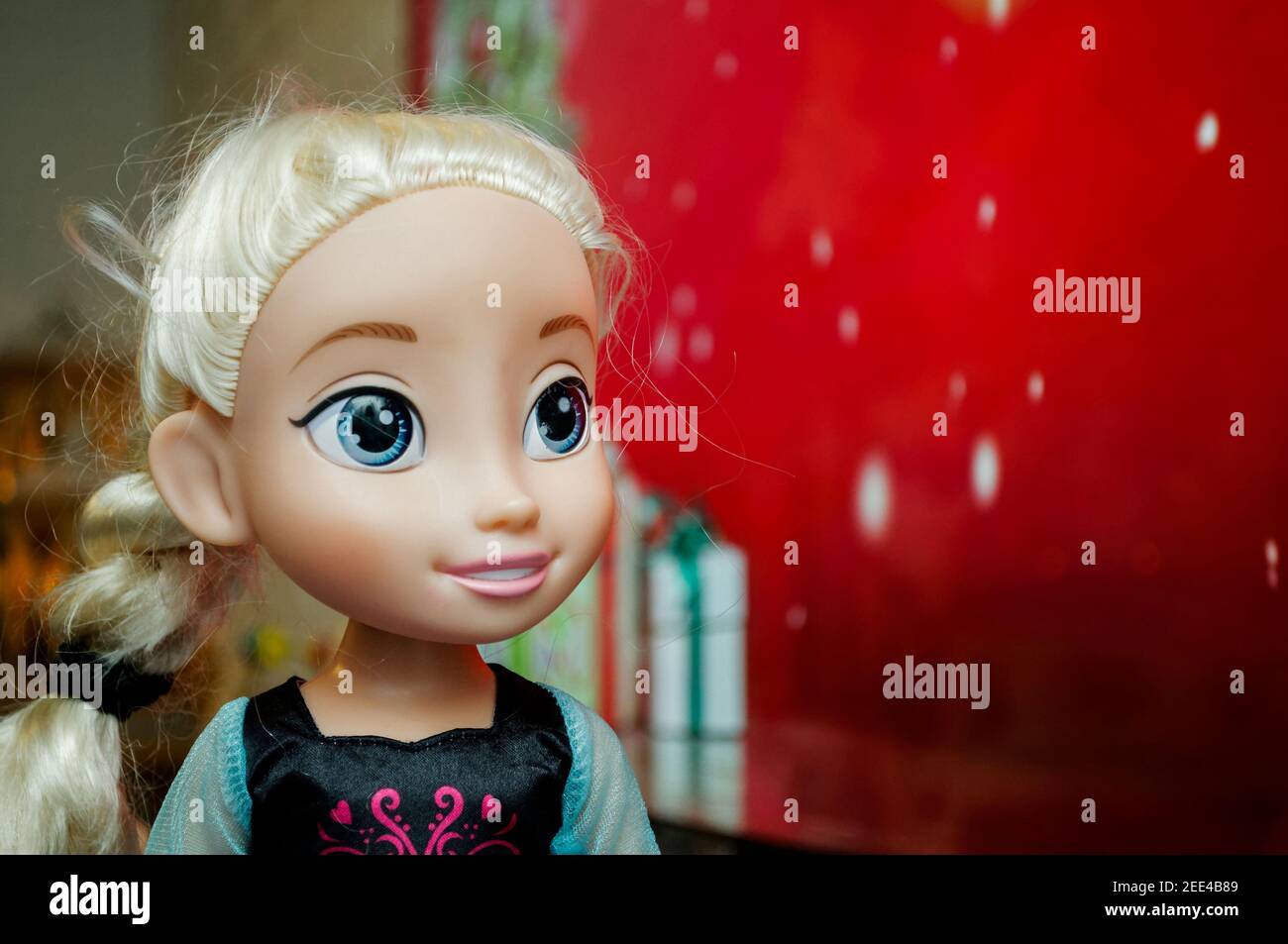Polkowice, Polonia 24 de diciembre de 2018,Dolls, Princesa Elsa , personajes de la película Frozen, juguetes,horizontal,semi-primer plano,derechos gestionados,uso editorial Foto de stock