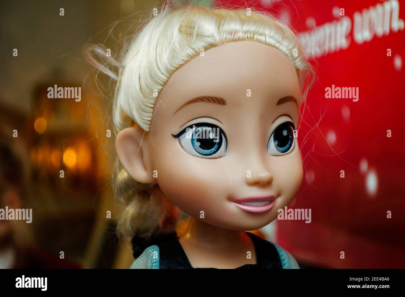 Polkowice, Polonia 24 de diciembre de 2018,Dolls, princesa Elsa,personajes de la película Frozen, juguetes,horizontal,retrato,bokeh,derechos gestionados,uso editorial Foto de stock