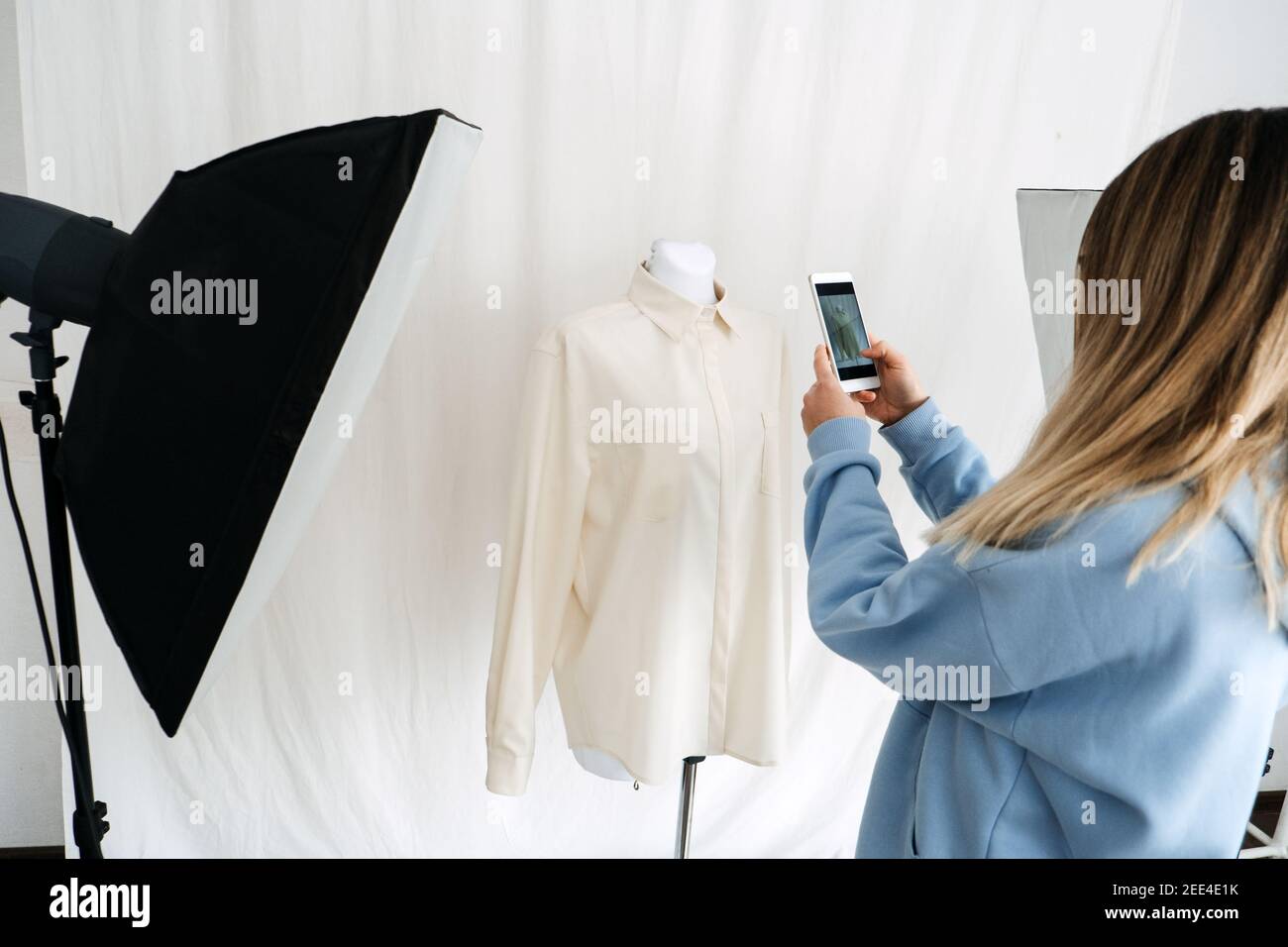 AR VR Tecnología en la Industria de la Moda. Mujer diseñadora de ropa en  maniquí por teléfono celular para la aplicación de realidad aumentada.  Soluciones AR VR Fotografía de stock - Alamy