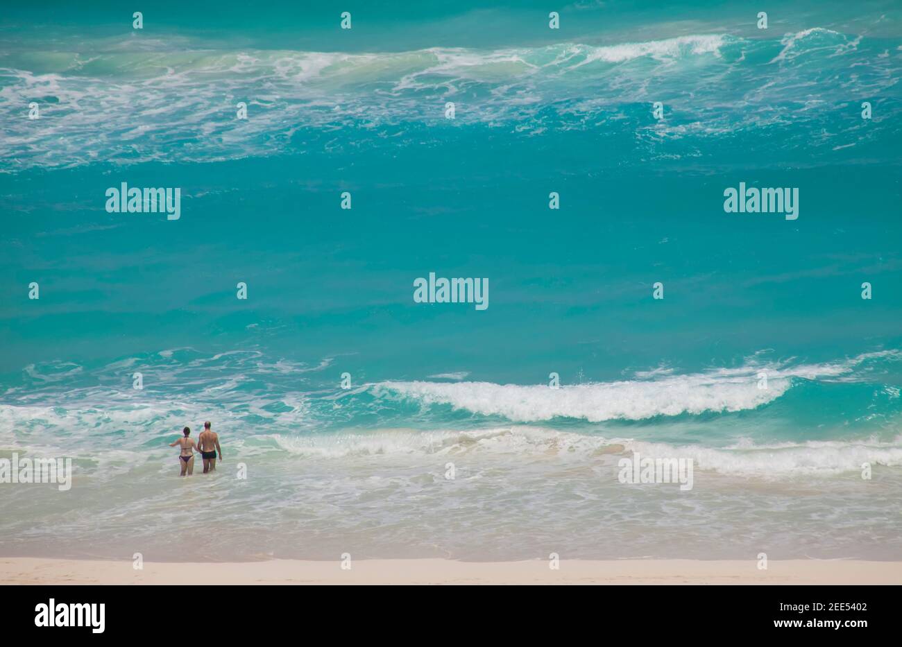 pareja de mediana edad vadeando en el mar turquesa con espacio de copia Foto de stock