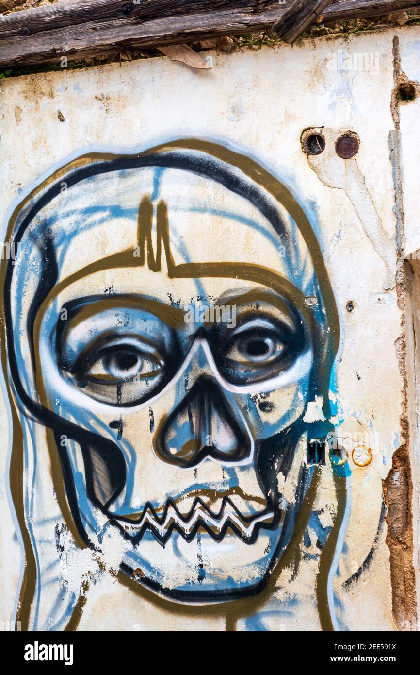 Villa Levidi, Pallini, Grecia - 14 de febrero de 2021: Pintura de pared de  cráneo en una antigua villa abandonada en Pallini, Grecia Fotografía de  stock - Alamy