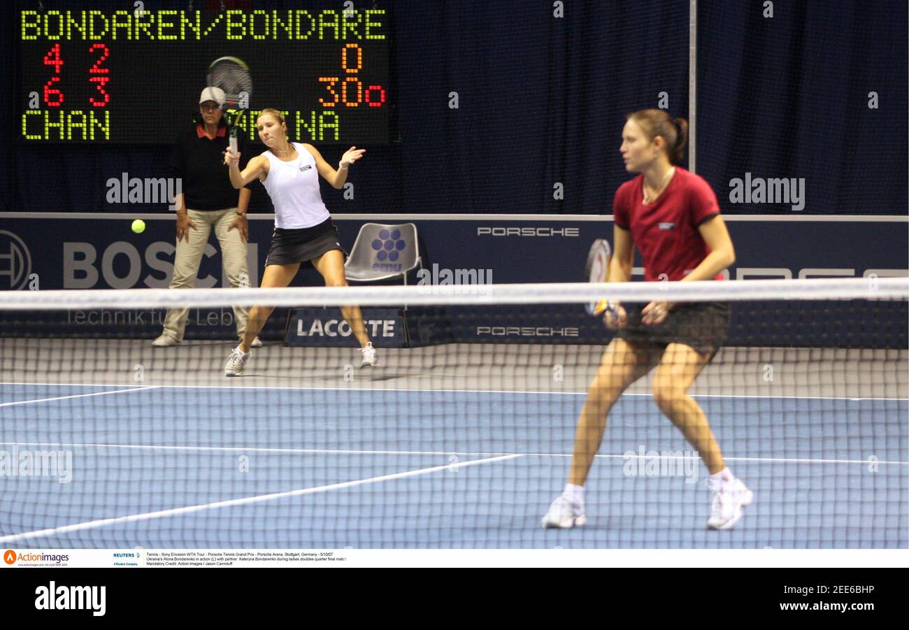 Tenis - Sony Ericsson WTA Tour - Porsche Tennis Grand Prix - Porsche Arena,  Stuttgart, Alemania - 5/10/07 Alona Bondarenko de Ucrania en acción (L) con  su socio Kateryna Bondarenko durante las