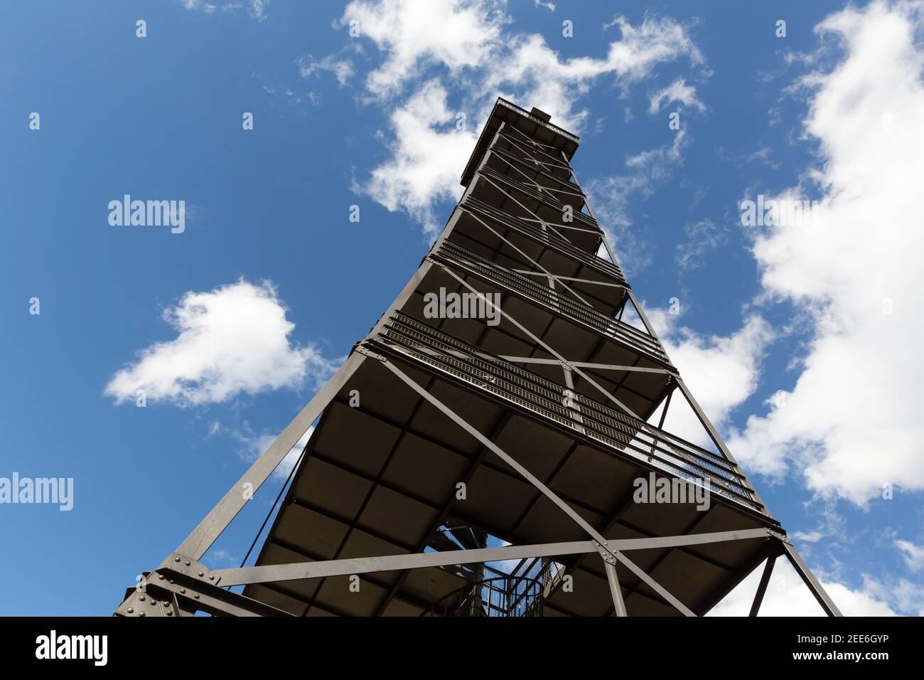 imponente torre mirador con barandilla de celosía y muchos pisos, cielo azul con nubes en un día soleado, fotografiado desde diagonalmente hasta la parte superior, lookou Foto de stock