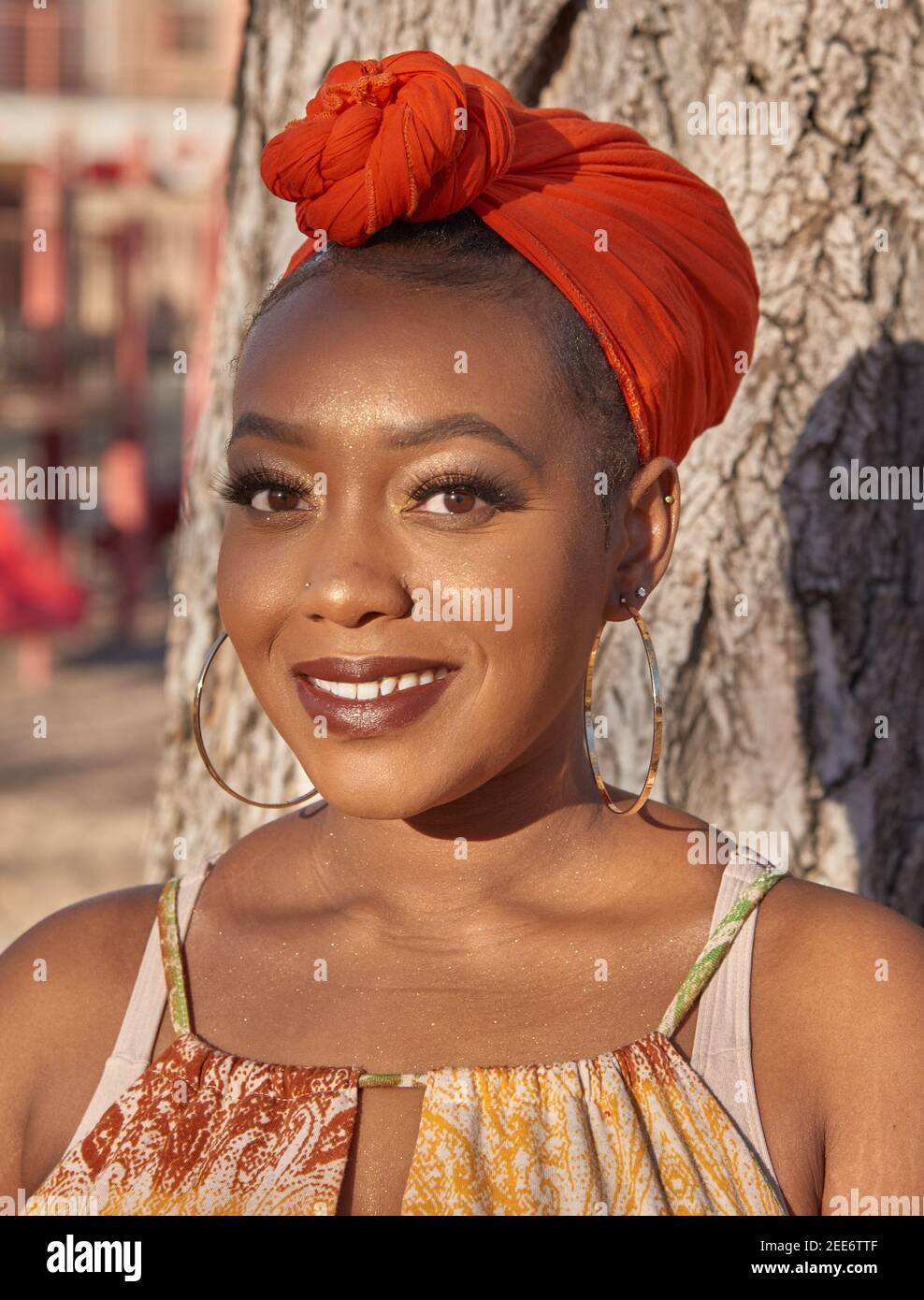 Montanier Thrasher Robinson, mujer afroamericana en el parque con ropa  tradicional con bufanda roja. En Morningside Park, Albuquerque, Nuevo México  Fotografía de stock - Alamy