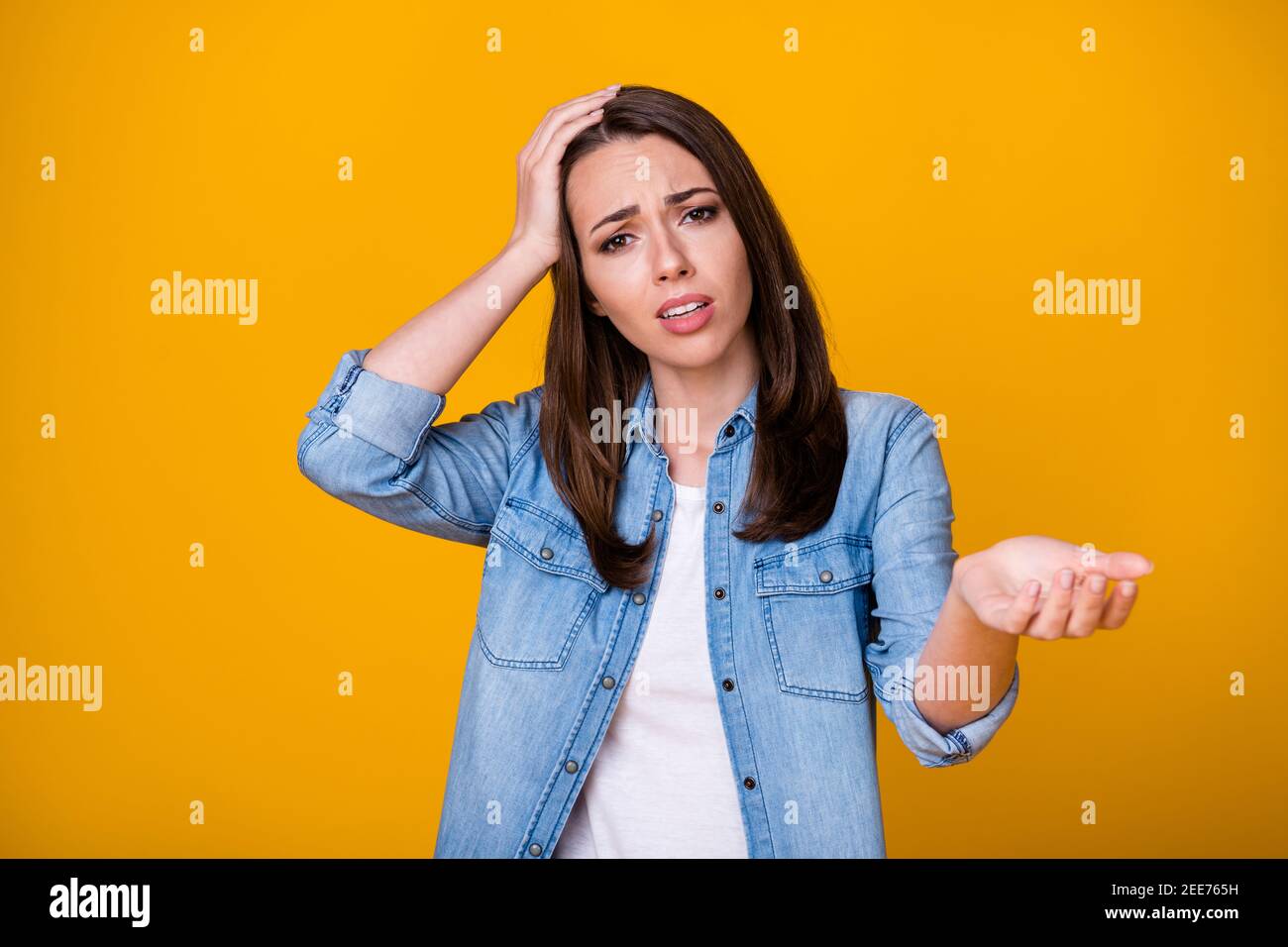 Foto de niña frustrada toque cabeza de mano olvidar memoria no recuerde importante reunión de ropa de buen aspecto aislado sobre vívido fondo de color Foto de stock