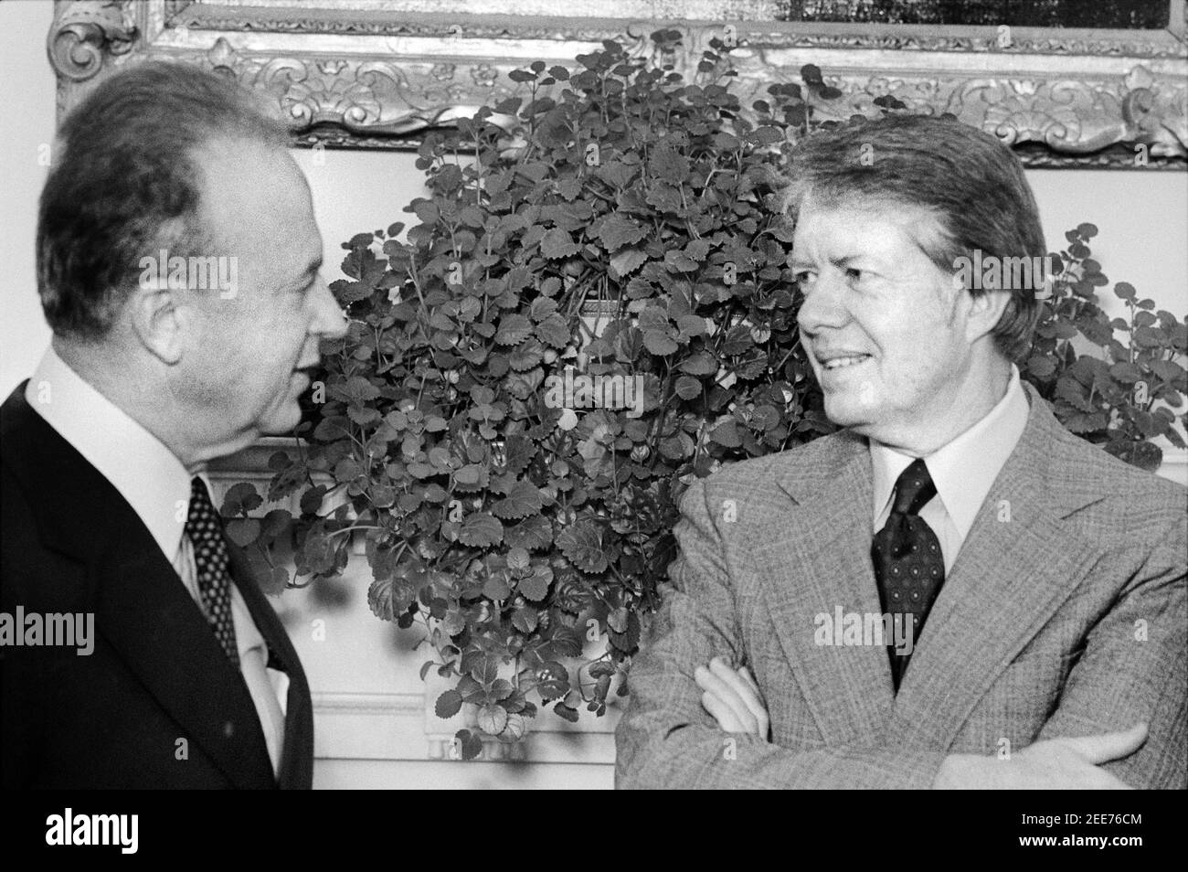 El primer ministro israelí Yitzhak Rabin con el presidente estadounidense Jimmy Carter en la Casa Blanca, Washington, D.C., EE.UU., Marion S. Trikosko, 7 de marzo de 1977 Foto de stock