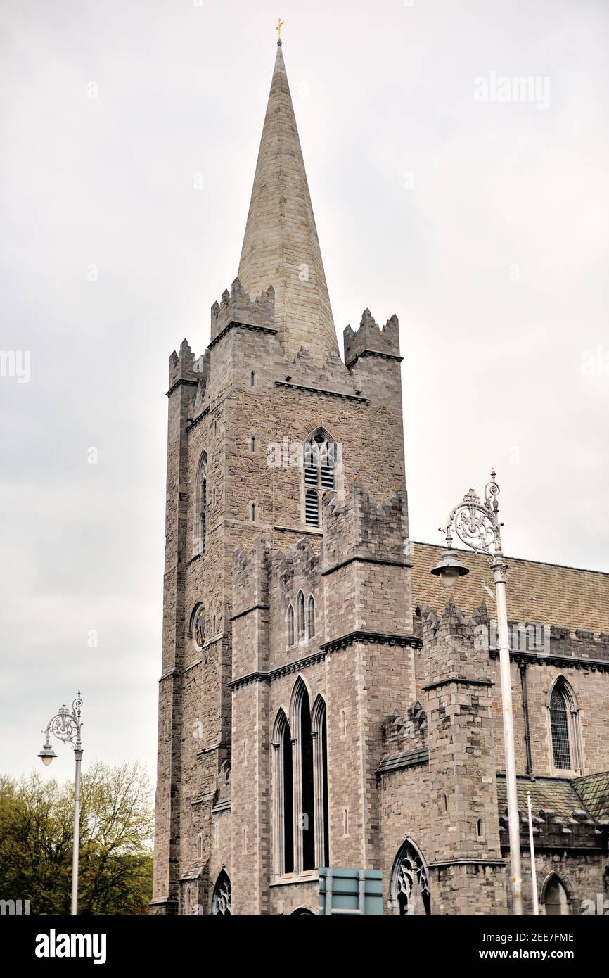 Minot de la torre de la Catedral de San Patricio se eleva por encima de Patrick Street en Dublín. La Catedral data de 1254 a 1270 y Minot's Tower recibió su na Foto de stock
