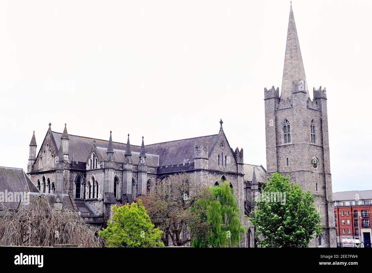 Dublín, Irlanda. La Torre Minot de la Catedral de San Patricio se eleva sobre la calle Patrick. La catedral data de 1254 a 1270. Foto de stock