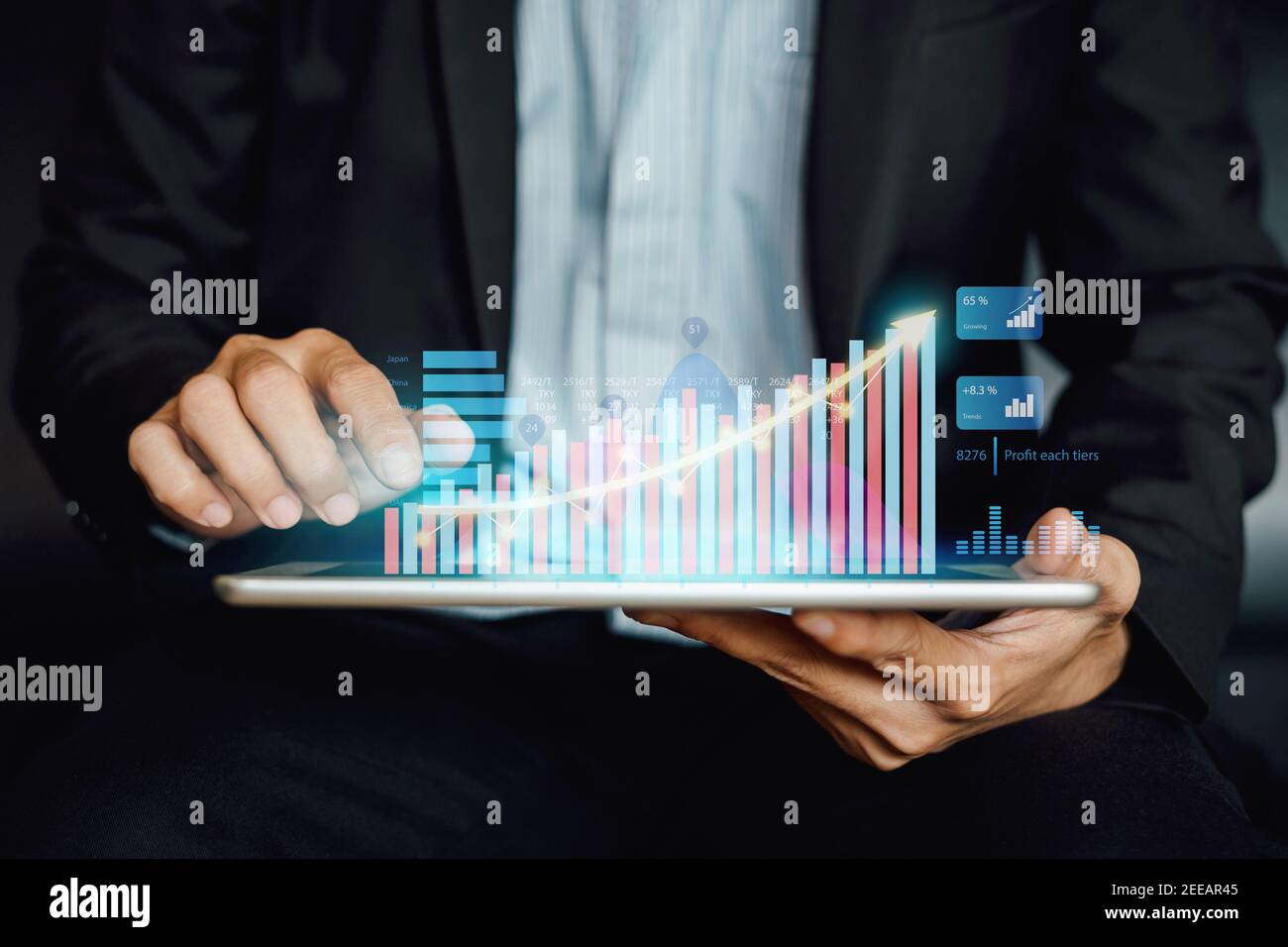 Empresario inversor analizando informe de fondo mutuo financiero de la empresa trabajando con la tecnología digital de gráficos de realidad aumentada. Foto de stock