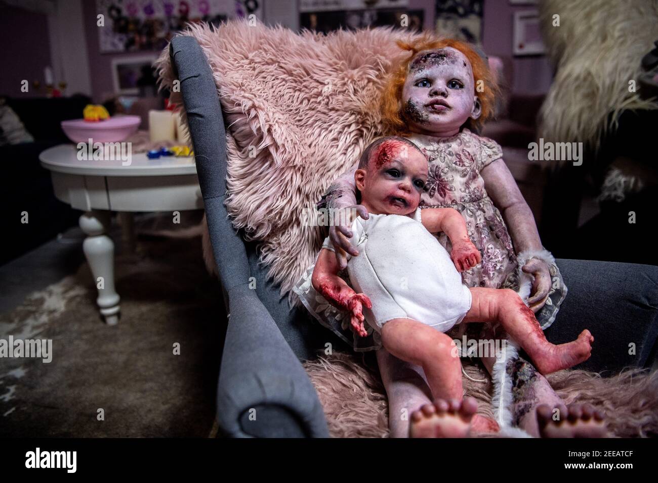 Loxstedt, Alemania. 15 de enero de 2021. Muñecas de Halloween yacen en una  silla en la sala de estar de Jasmin Karl. Los bebés renacidos están  polarizando: Algunos encuentran las muñecas, que