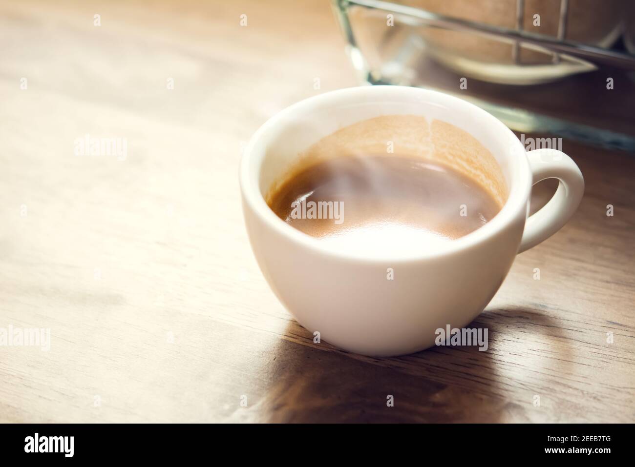 Taza caliente de café expreso para el desayuno sobre madera tabla Foto de stock