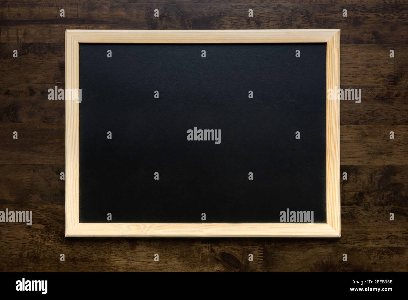 Pizarra de marco cuadrado vacío para la educación sobre fondo de mesa de madera Foto de stock