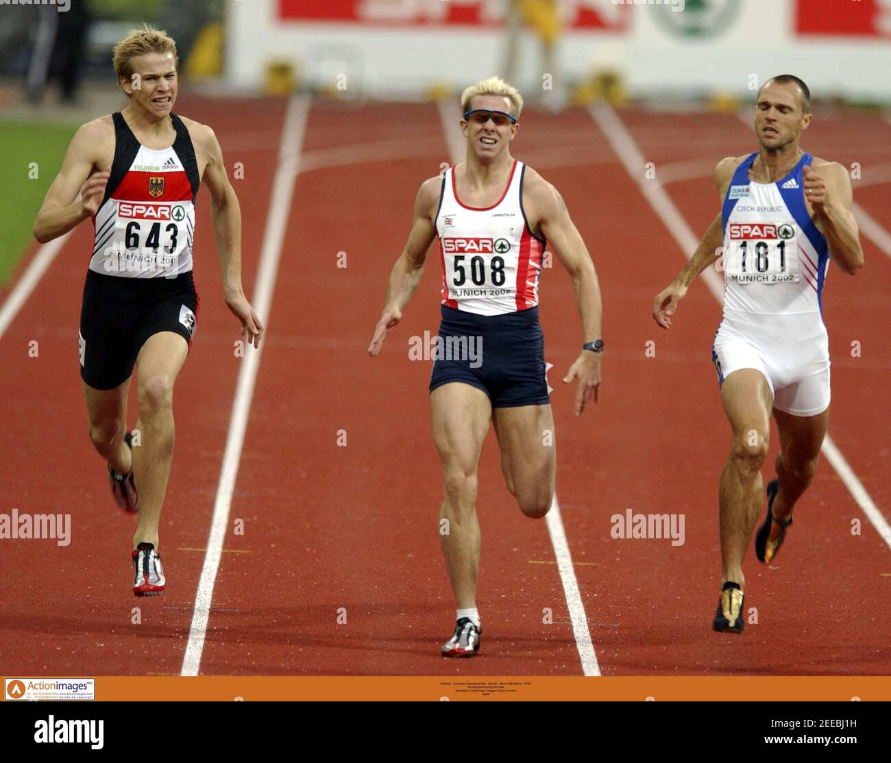Atletismo - Campeonatos europeos - Munich - hombres 100 metros - final -  7/8/02 Dwain Cámaras de Gran Bretaña celebra Convertirse en el campeón  europeo con la bandera británica crédito obligatorio:Acción Imágenes /