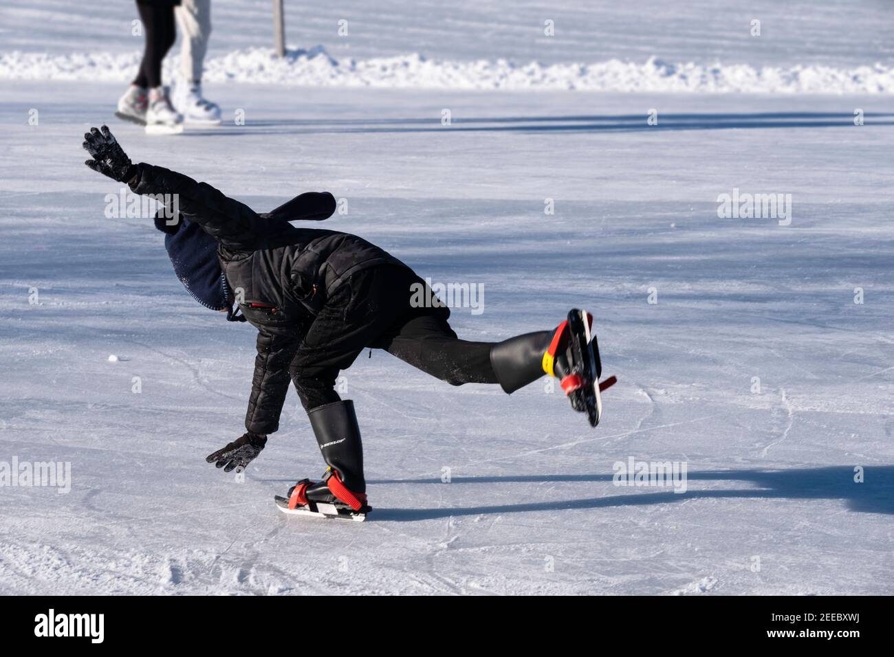 Caer en patines de hielo fotografías e imágenes de alta resolución - Alamy