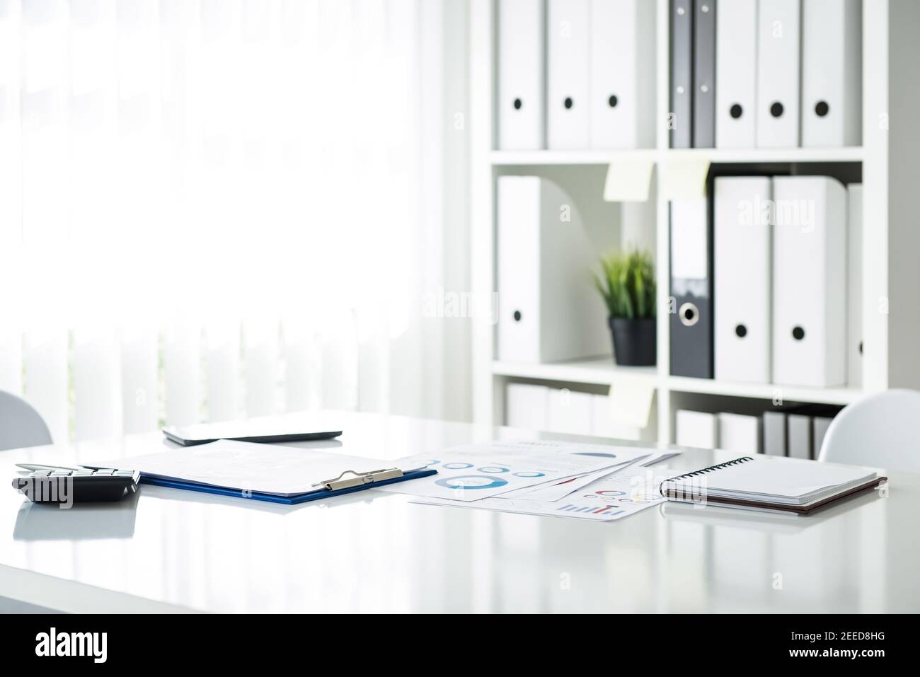 Interior blanco de la sala de reuniones de negocios con documentos en una mesa dentro de la oficina, sin personas Foto de stock