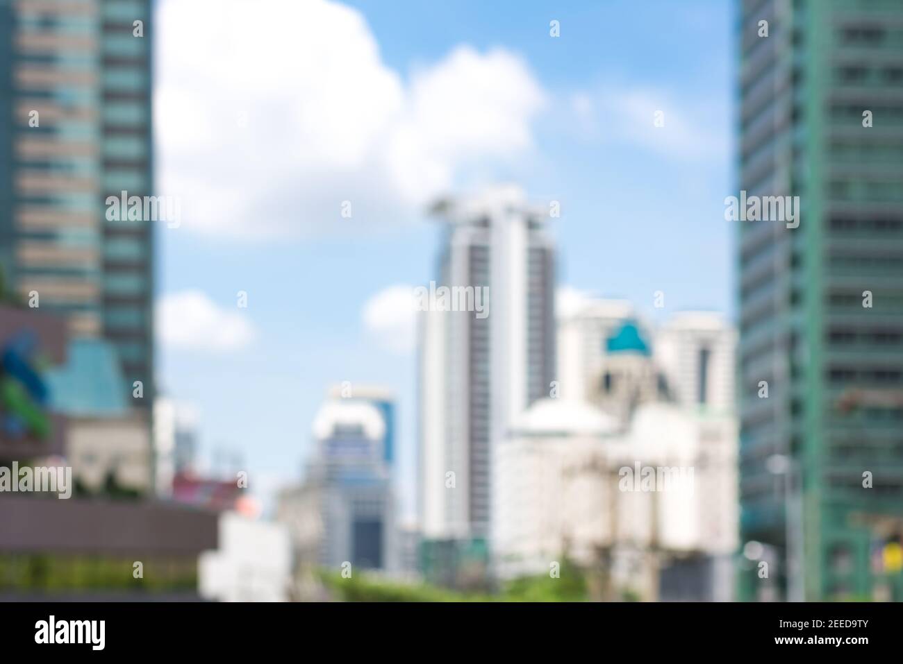 Paisaje urbano borroso con rascacielos de fondo en un día soleado Foto de stock