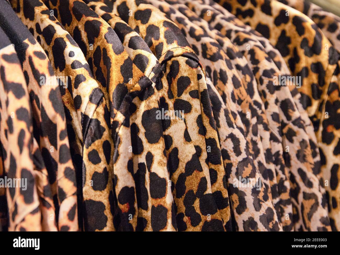 Ropa de leopardo colgada en una tienda de moda. Elegante estampado animal  en la parte superior de la prenda. Tienda de moda Black Friday. Tienda de  ropa. Secreto textil Fotografía de stock -