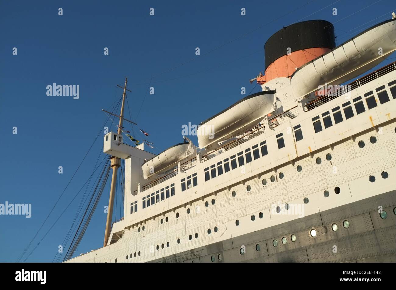 Detalle de la camisa del océano Queen Mary que muestra los botes salvavidas Foto de stock