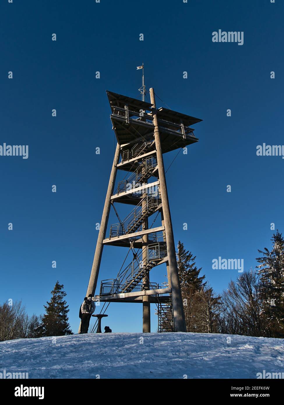 Vista de la torre de observación de madera Eugen-Keidel-Turm en la cima del pico Schauinsland (1,284 m) en la cordillera de la Selva Negra, Alemania en la temporada de invierno. Foto de stock