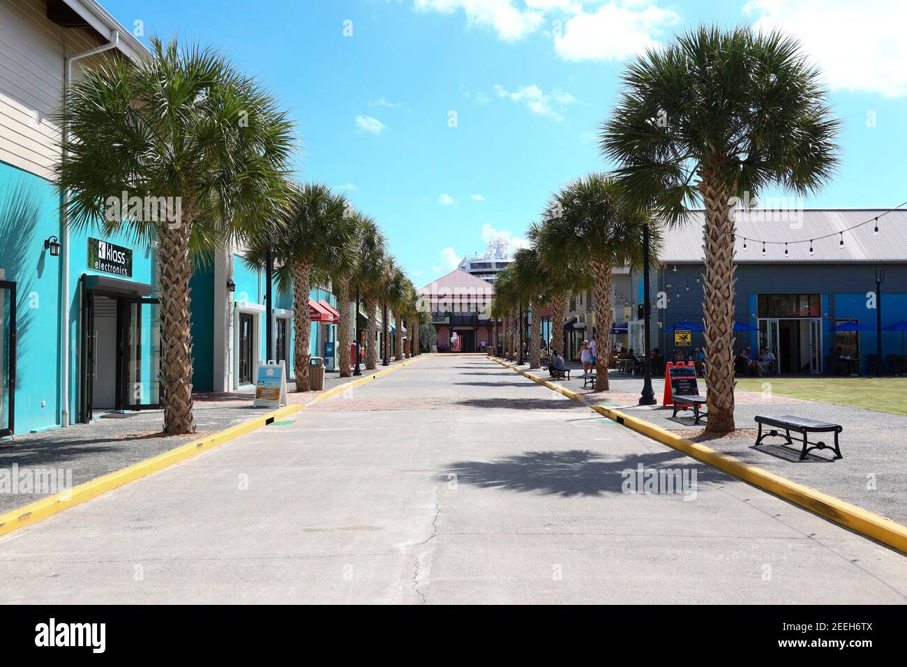 Calle principal al Puerto de Tortola y Duty Free Foto de stock