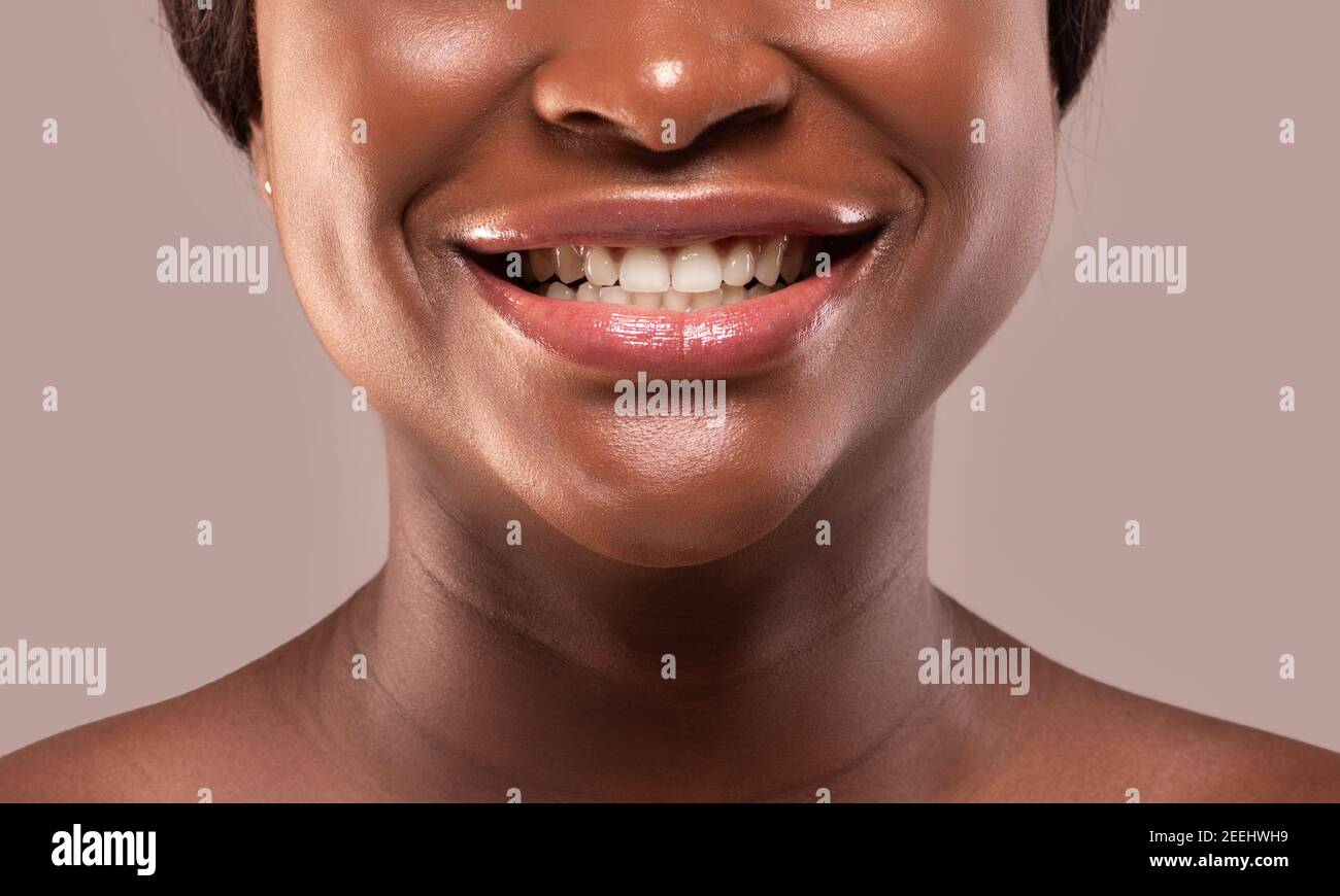 Retrato de primer plano de hermosa mujer afroamericana con sonrisa perfecta Foto de stock