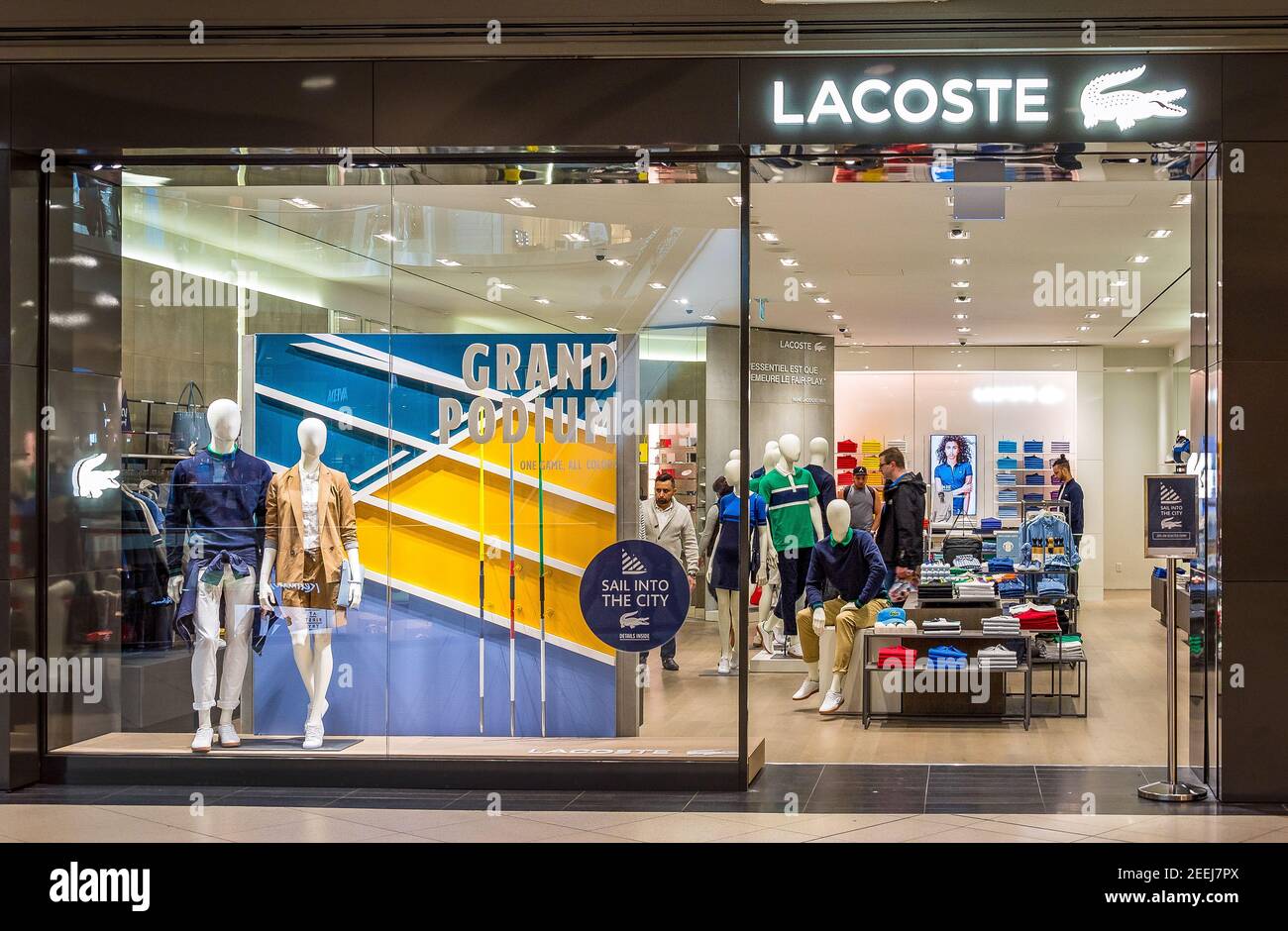 Lacoste firmar logotipo en la entrada de la tienda. Lacoste es una compañía  de ropa francesa fundada en 1933 que vende ropa de gama alta, calzado y  muchos otros artículos Fotografía de