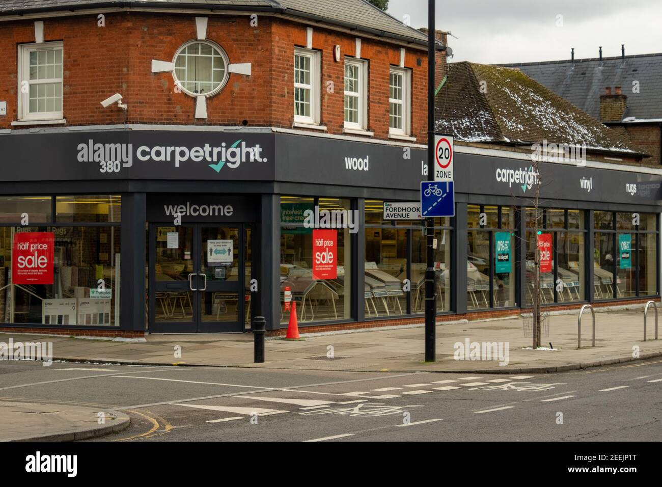 Londres- Alfombras tienda derecha en Ealing Common, una cadena británica de tiendas de alfombras Foto de stock