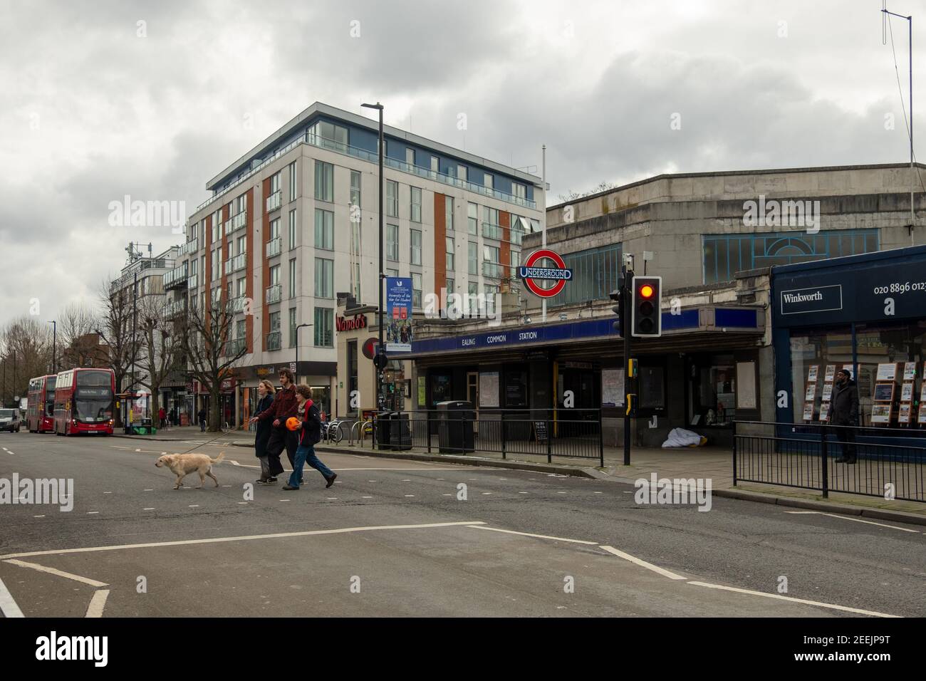 Estación de metro de Londres-Ealing Common en el oeste de Londres Foto de stock