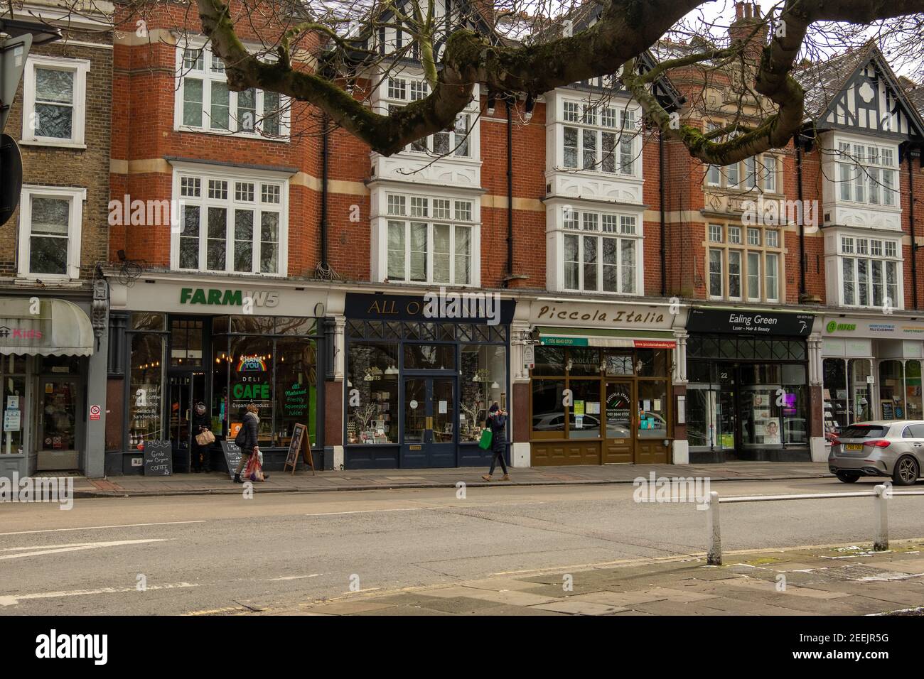 Londres- pequeñas tiendas independientes locales en Ealing Green, Ealing Broadway en el oeste de Londres Foto de stock