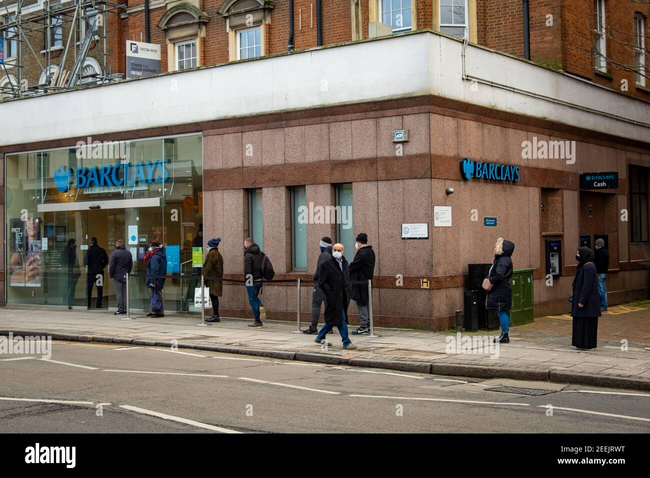 Londres- gente haciendo cola mientras se distanciaba social fuera del banco Barclays Ealing Sucursal de Broadway Foto de stock