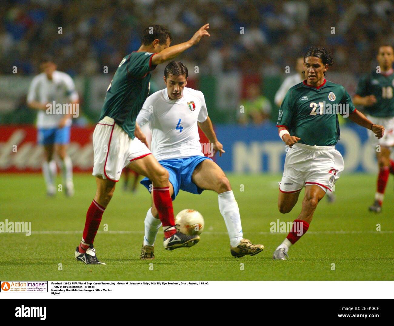 Futbol Copa Mundial De La Fifa Corea Japon Tm 2002 Grupo G Mexico V Italia Oita Big Eye Stadium Oita Japon 13 6 02 Italia En Accion Contra