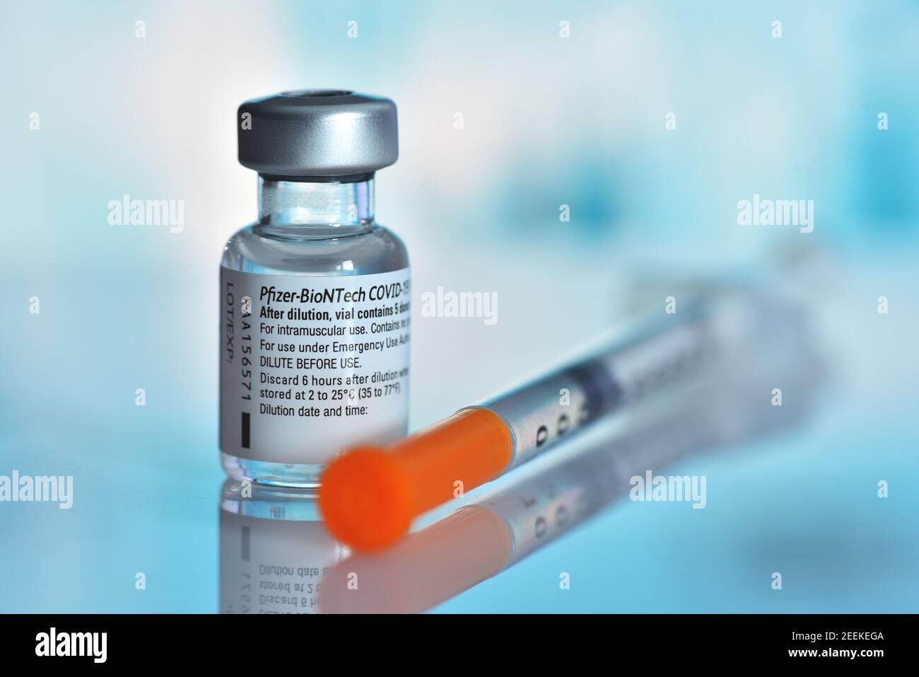 Galati, Rumania - 16 de febrero de 2021: Pfizer-BioNTech COVID-19 vacuna 'comirnaty' ampolla Foto de stock