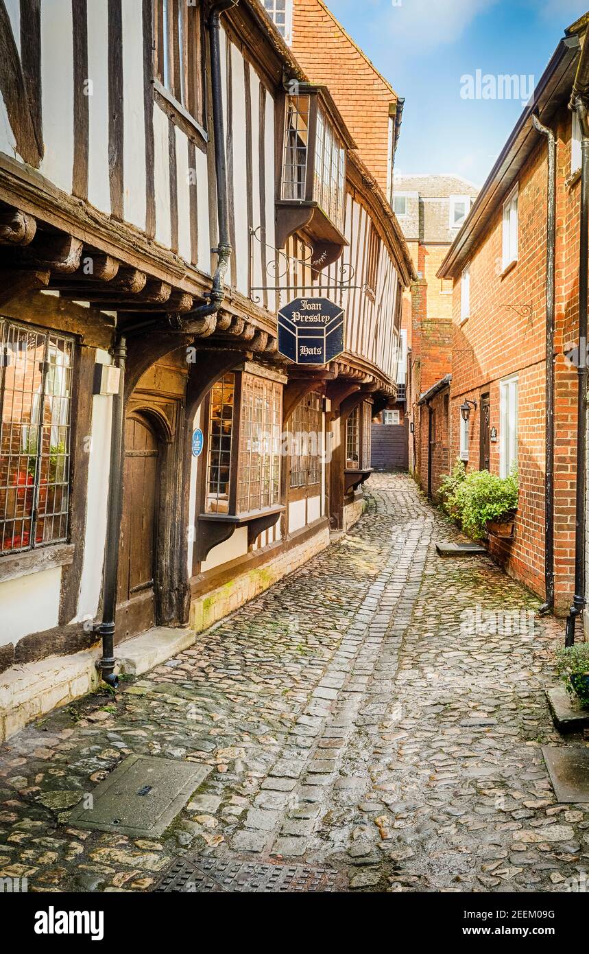 Histórico St John's Alley en Devizes Wiltshirre Inglaterra Reino Unido muestra antigua calle adoquinada y edificios de entramado de madera del siglo 16 Foto de stock