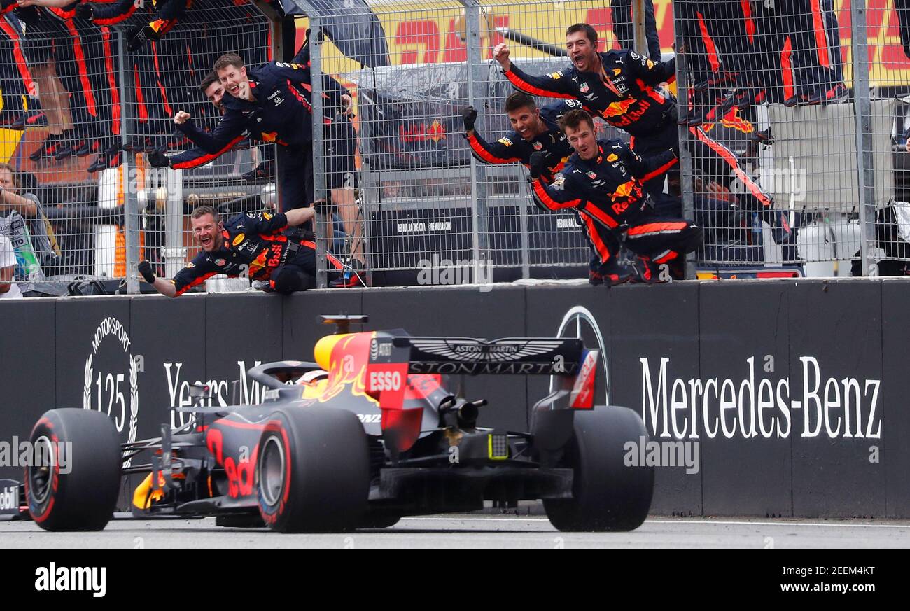 Fórmula uno F1 - Gran Premio de Alemania - Hockenheimring, Hockenheim,  Alemania - 28 de julio de 2019 Max Verstappen de Red Bull cruza la línea  para ganar la carrera mientras los