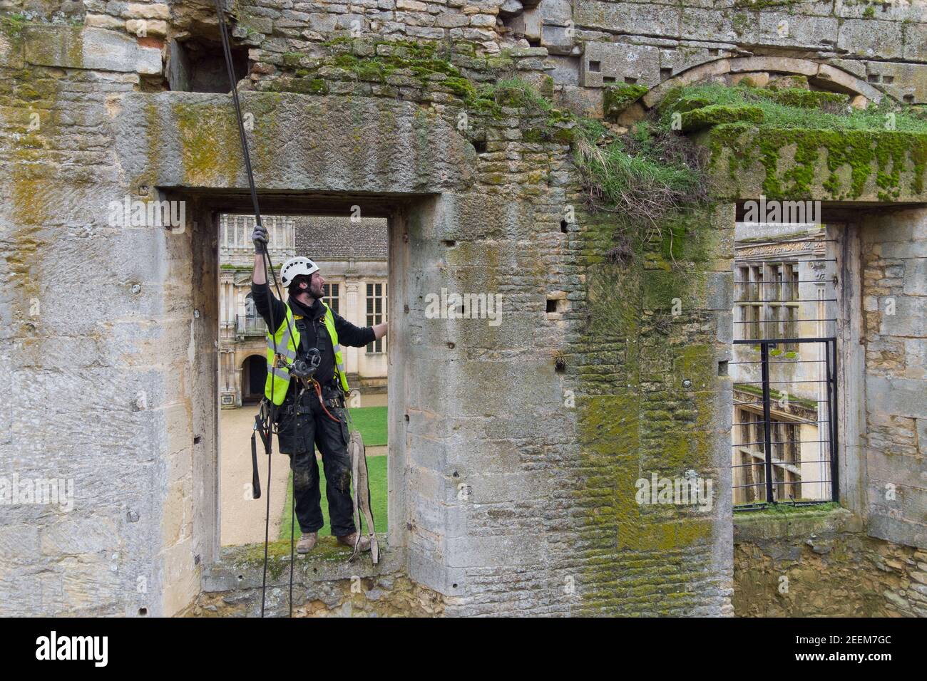 Stoneemason James Preston de la encuesta de conservación de SSH Kirby Hall en Corby, Northamptonshire, mientras el Patrimonio Inglés se prepara para llevar a cabo un trabajo vital de conservación. Foto fecha: Martes 16 de febrero de 2021. Foto de stock