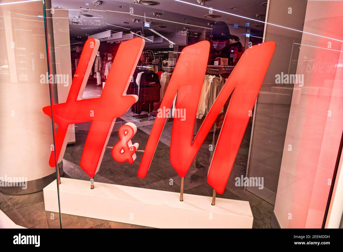 East Side Mall, Corona Lockdown, logotipo H&M , febrero de 2021 Foto de stock